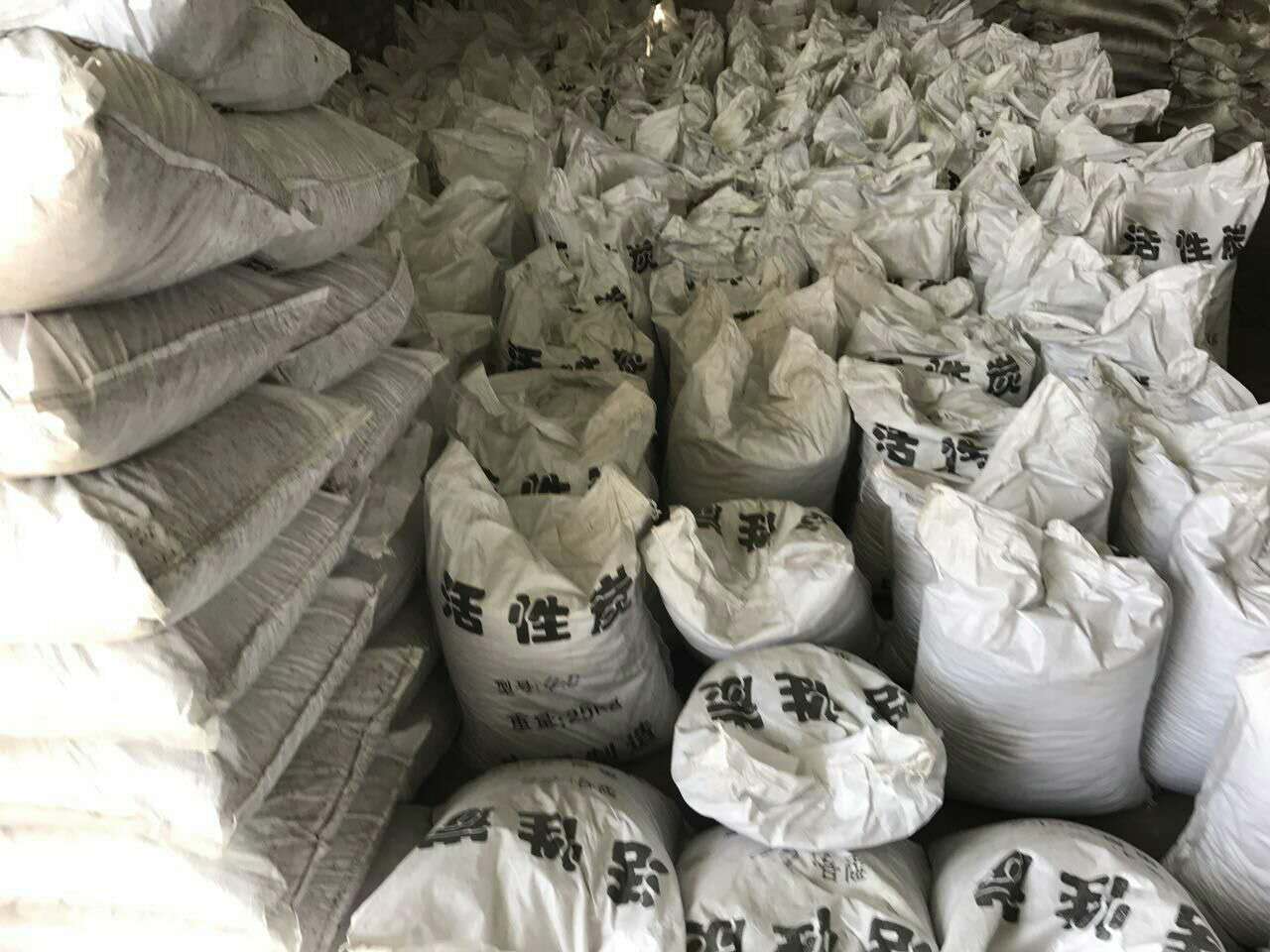 活性炭堆放車間準備裝車發往貴州